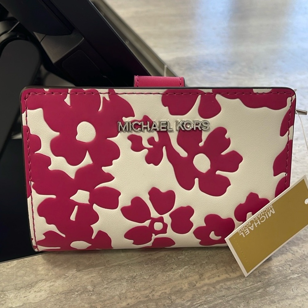 Michael Kors Jet Set Medium Floral Print Bi-Fold Wallet
Dragonfruit
NWT
Pink - Picture 5 of 16